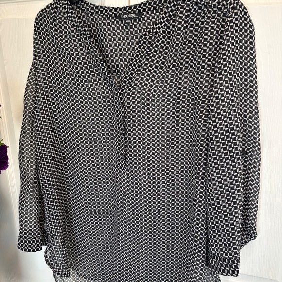 Black and White Patterned, Women’s 1/4 Button Up Blouse - Size Medium - Picture 7 of 7